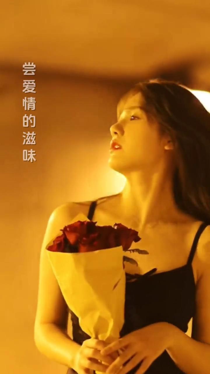 寂寞的人喝醉，思念的人流泪，孤单的人只有月亮陪。一生的承诺许给谁，让谁的心儿碎，