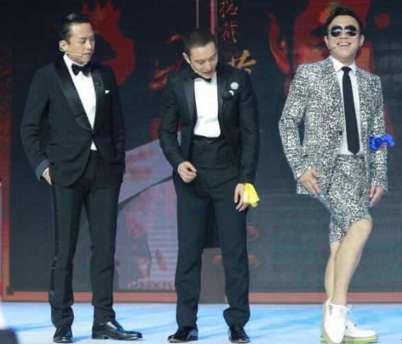 3星同框：我一眼就认出了西装革履、双手插兜的邓超与风度翩翩、神仪明秀的黄晓明，那