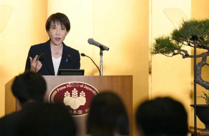 日本前首相送高市早苗四字“警告”，中日局势若是继续紧张下去，这个女人恐怕会成为日