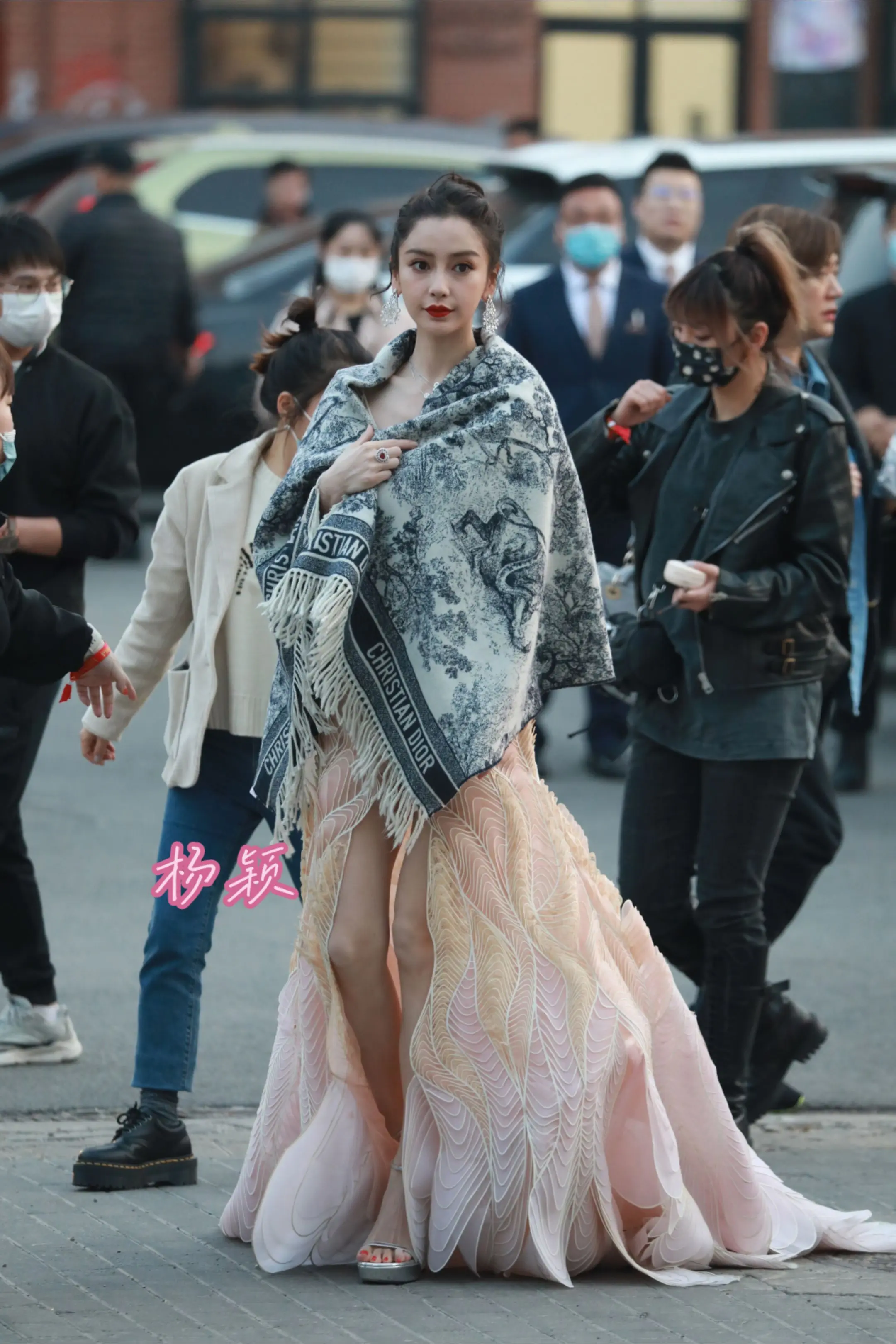 杨颖。