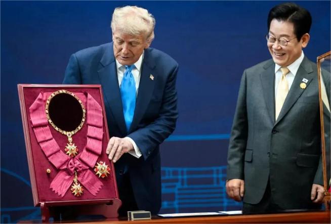 特朗普先后到访日韩，一场争“爸”赛展开，李在明也算是费尽了心思——又是皇冠、又是