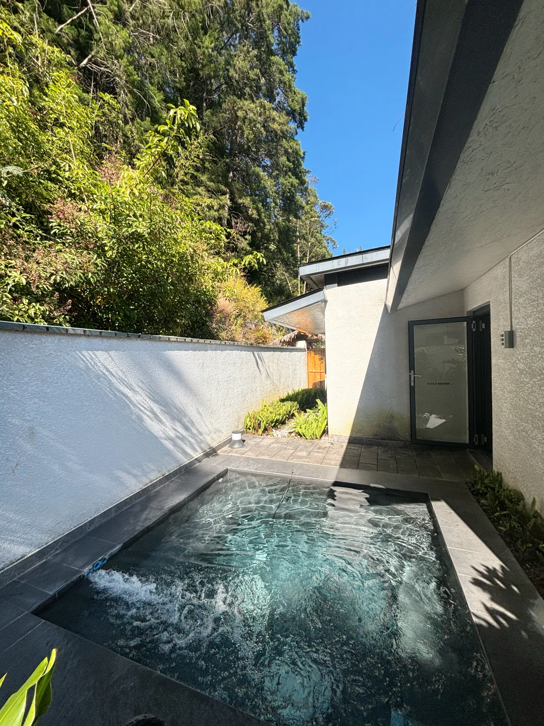 把时间留给自己。住进山谷，享受温泉治愈感