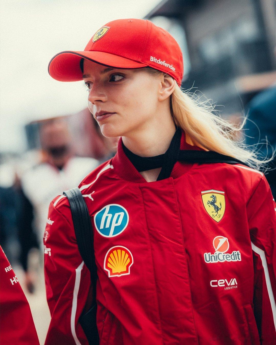 F1 英国站上的安雅·泰勒-乔伊 ​​​
