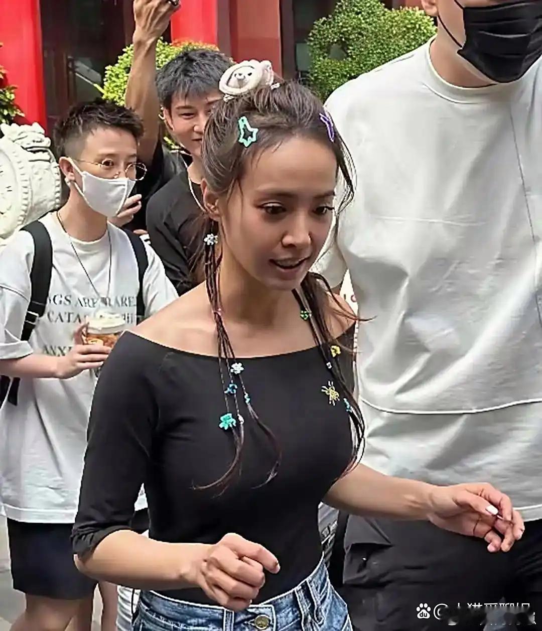 45岁的蔡依林也太显年轻了！状态好到像15岁少女，身形娇小却不单薄，紧致又匀称，