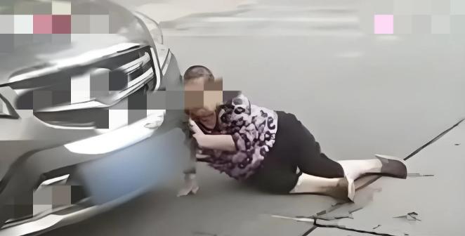 “干的漂亮！”2021年，辽宁沈阳，一大妈在街上闲逛，看到路上停了辆豪车，她往车