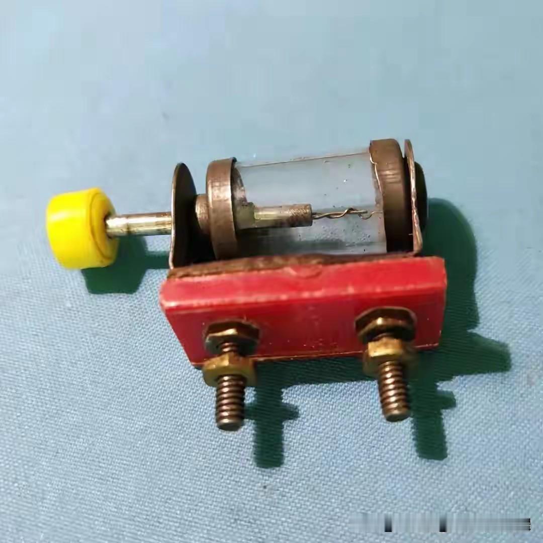 【看看这六十多年前的“活动矿石检波器”可否勾起你儿时的回忆！】
点击链接打开👉
