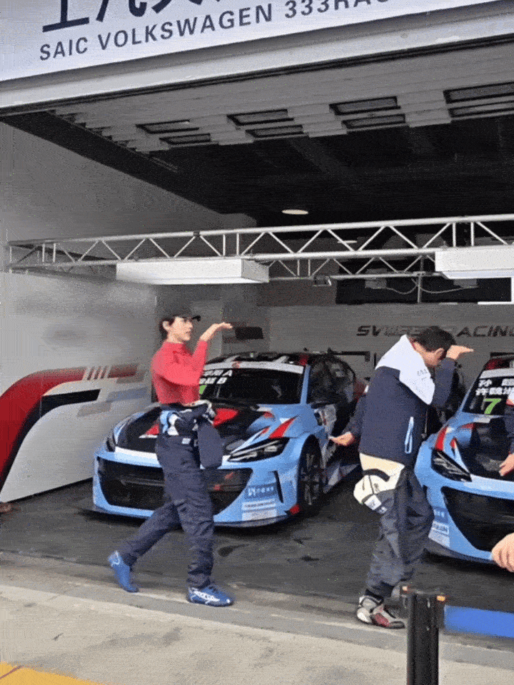 李治廷许魏洲打起来了李治廷和许魏洲这打闹互动，简直圈粉利器😍！两人没一点架子，