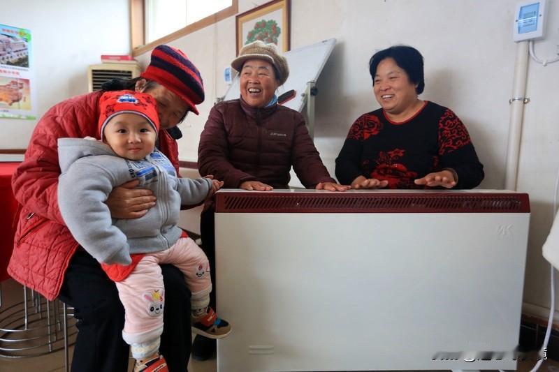 电暖气突发起火 宝妈3步硬核操作 冬天用电暖器取暖，安全问题真不能忽视。2024