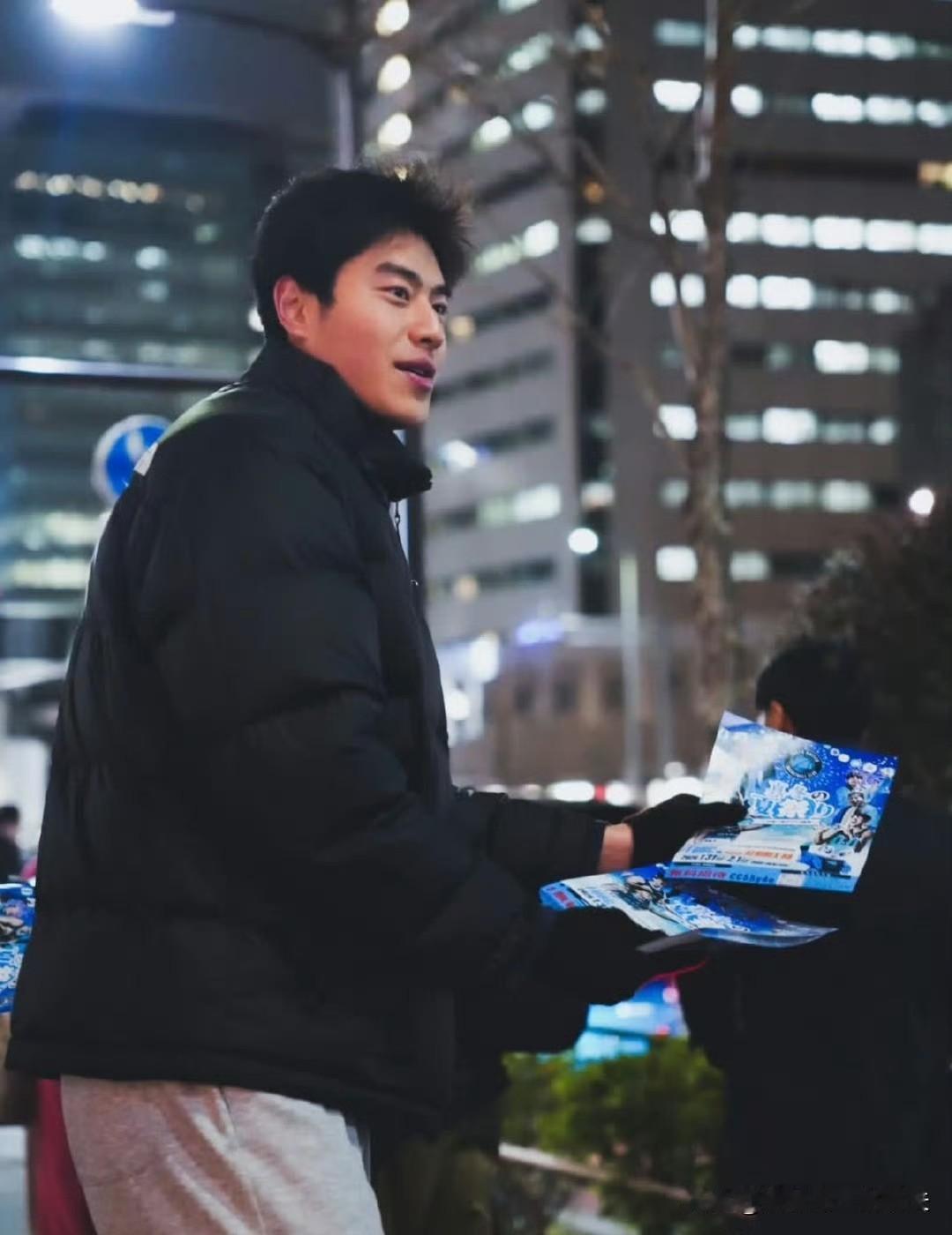 辽宁男篮旧将任宇航，在日本街头发宣传单，也不要认为是落魄街头，而是参加球队组织的