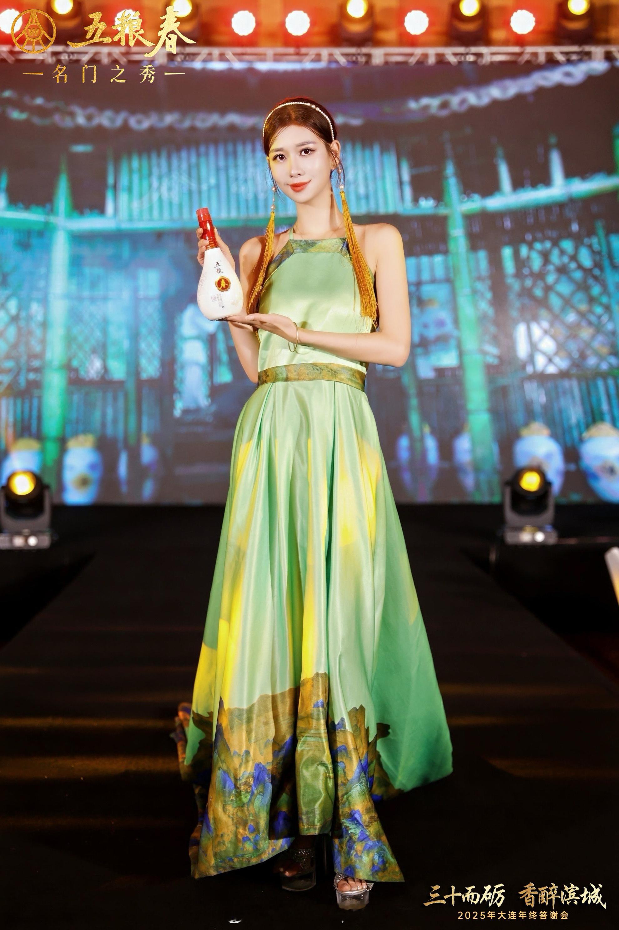 白酒 小时候就看过黄圣依的五粮春广告，没想到男主角还是甄嬛传的十七爷～🍶 大连