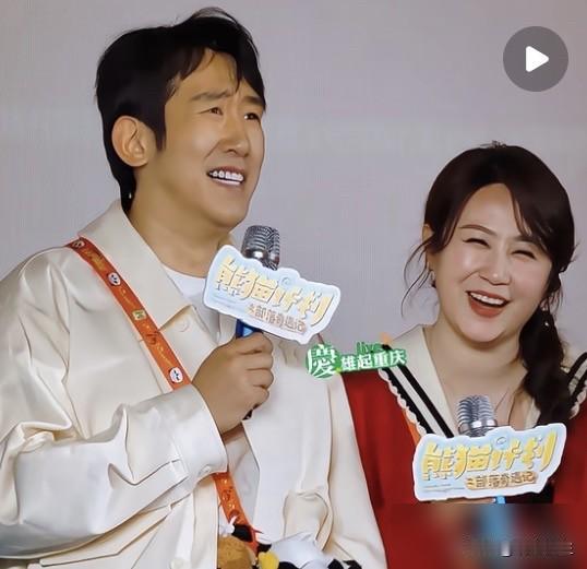 春晚小品都没干过这一下。
我告诉你，什么叫“神来之笔”？就是马丽冲着粉丝比了个