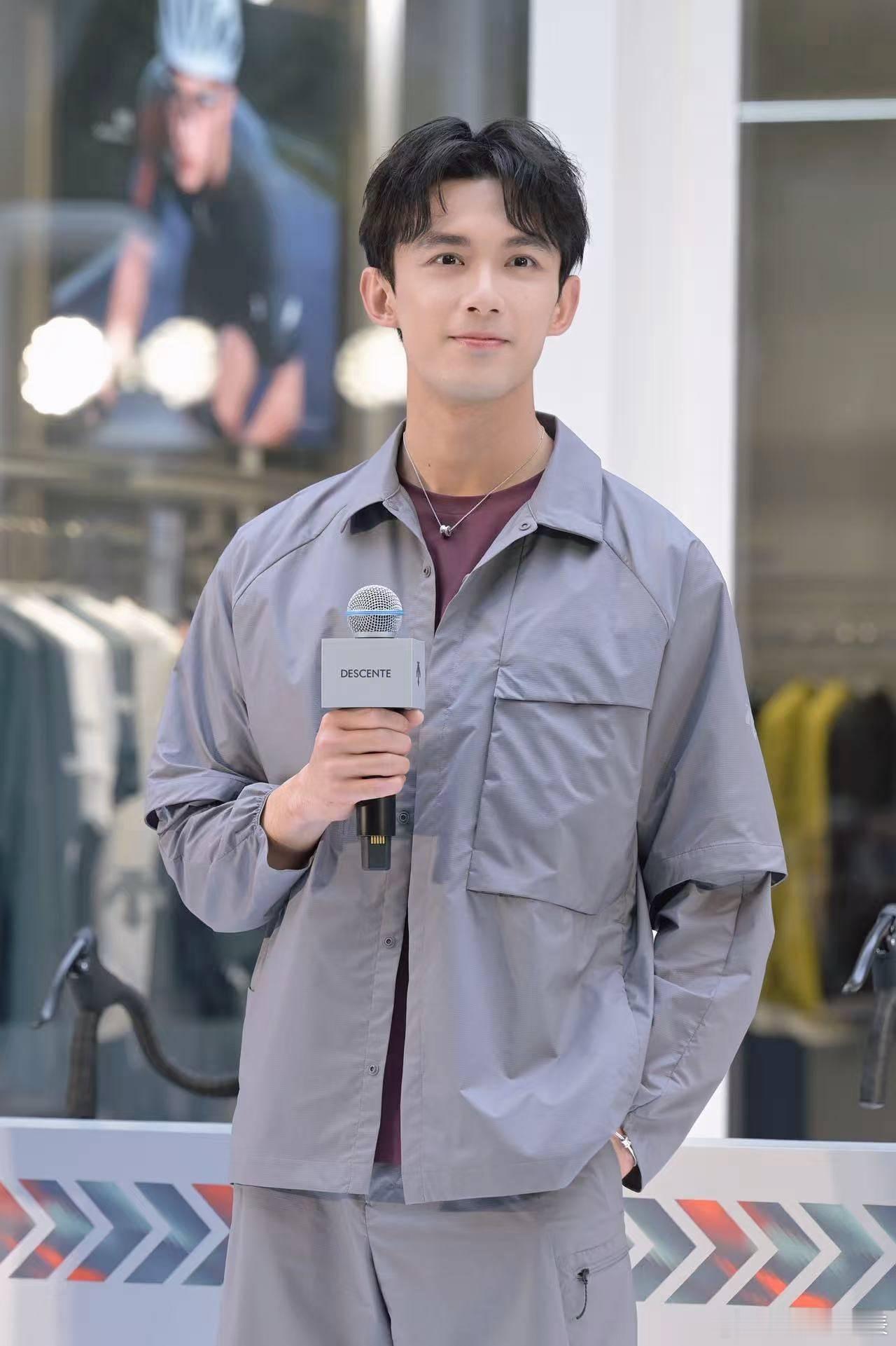 吴磊骑行社成团 吴磊现身迪桑特深圳万象天地开业活动，一身利落清爽运动造型，自在追