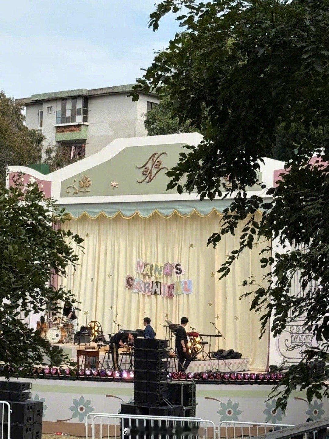 欧阳娜娜审美这块最严厉的母亲 被欧阳娜娜的舞台审美征服了！这哪是表演现场，分明是