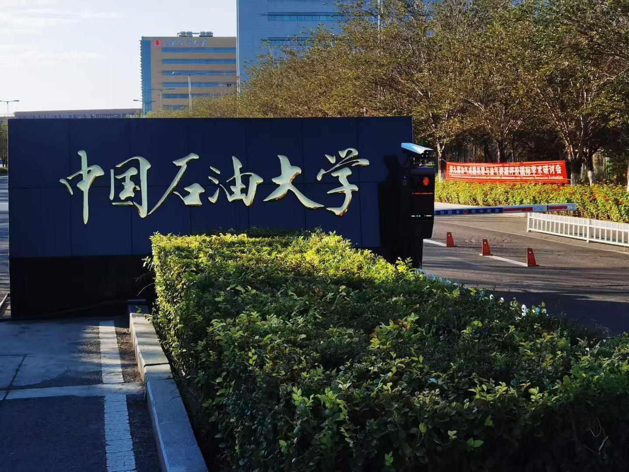 成都心理学专家张皓昨天应邀在新疆克拉玛依市的中国石油大学克拉玛依分校讲课。这是她