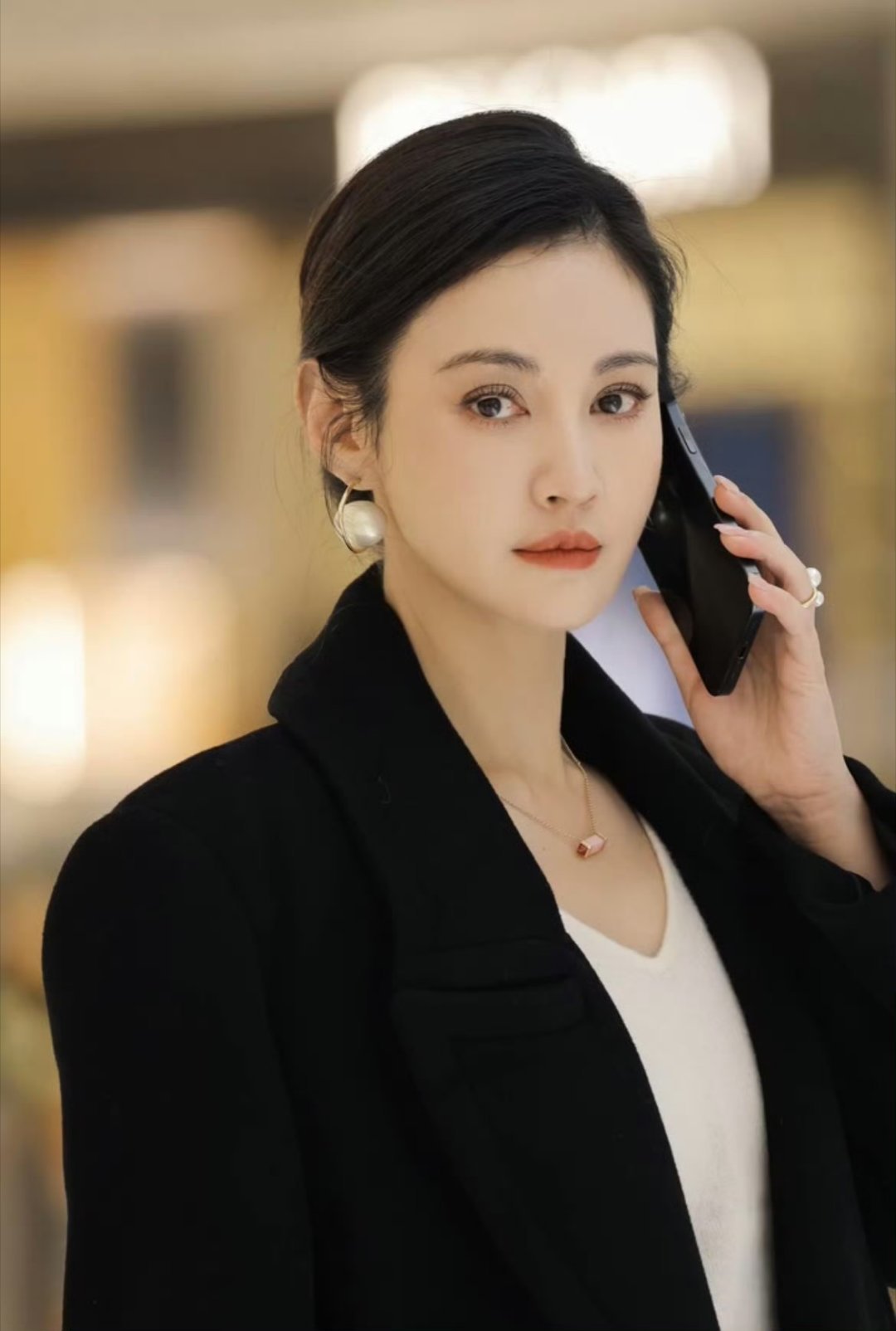 杨雪女儿给杨雪拍的站姐图杨雪16岁的女儿给杨雪拍了一组站姐视角的图这组图的视角构