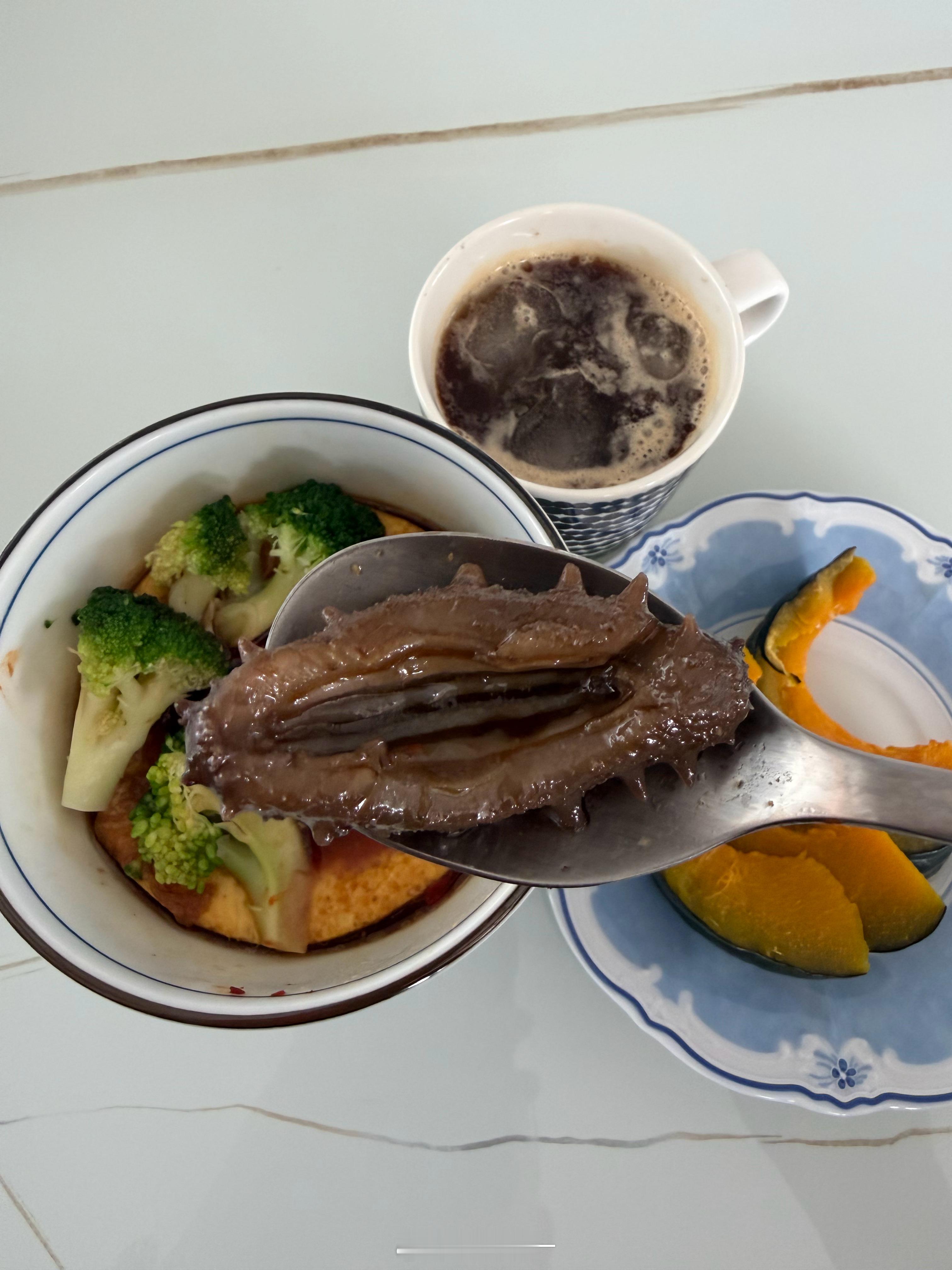 今日早餐，黄金和股票赔太多钱，今天吃个小点的海参惩罚一下自己