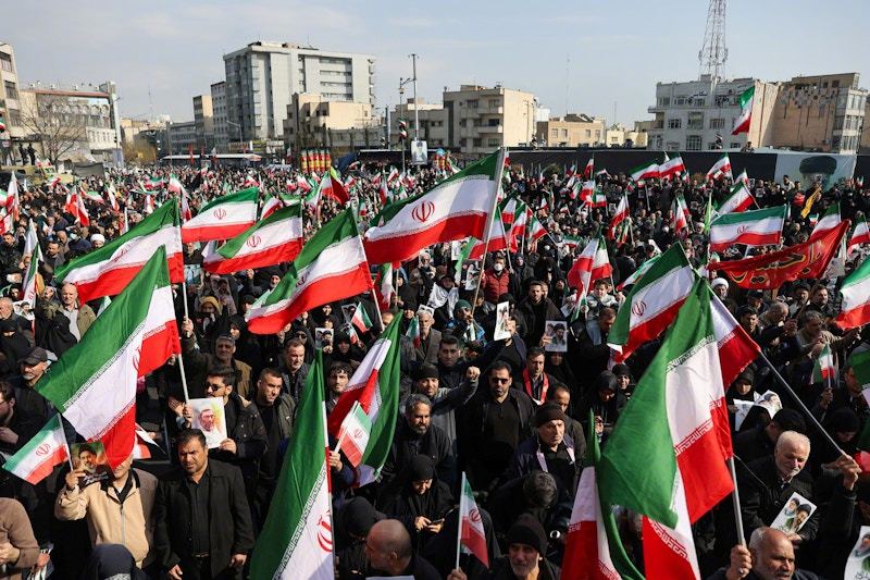 全世界此时此刻都在紧盯伊朗首都的中心广场：伊朗宣布新任最高领袖将露面，而那将是一