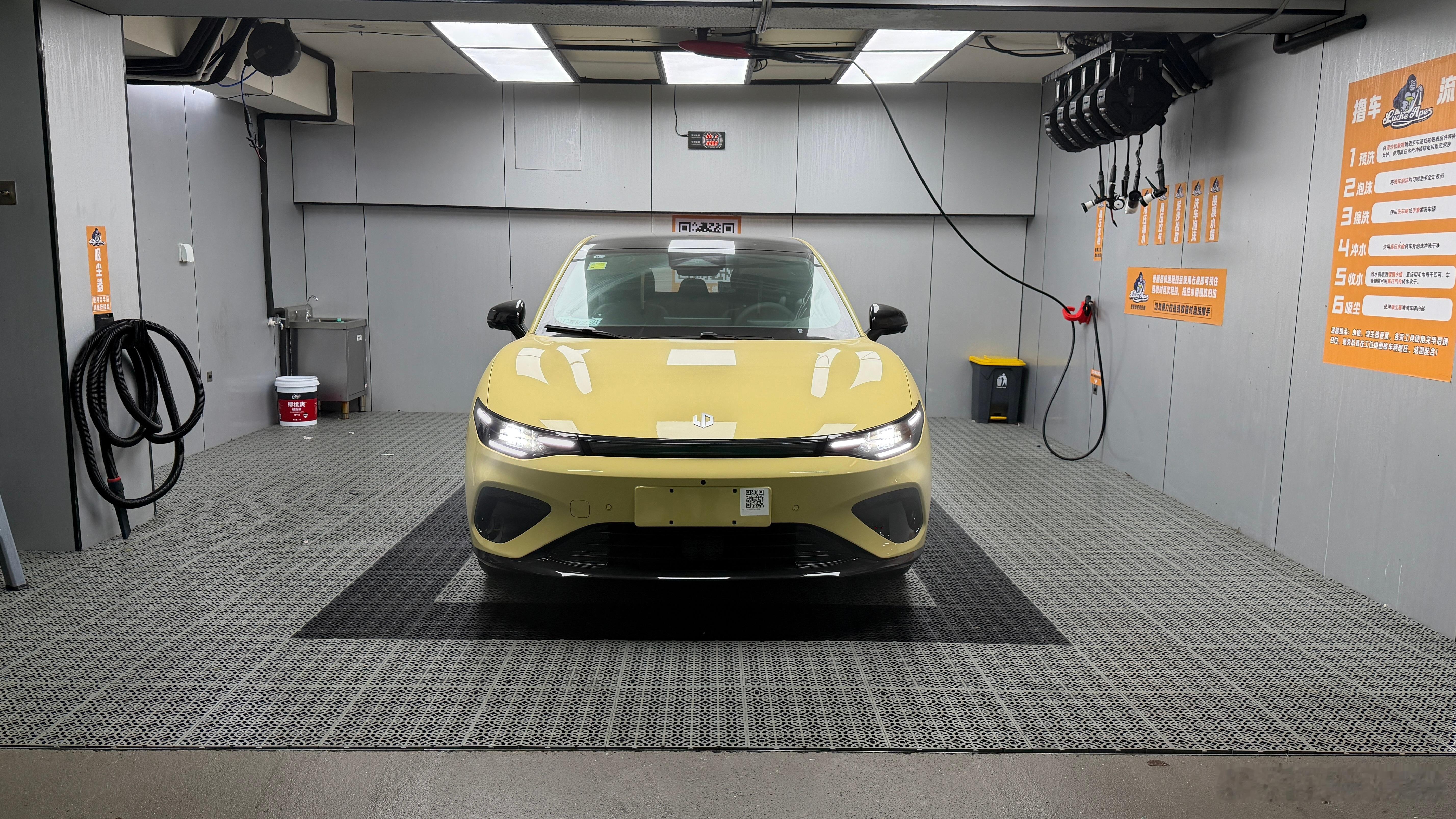 又到了每天最放松的私人时间，给Lafa5洗白白开了几天双电机加速猛的车，回来开零