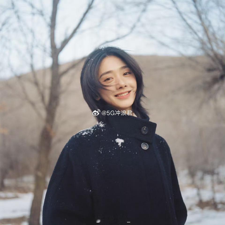 以为王影璐拍照拍哭了 雪落在睫毛上化开一点点，衬得眼尾粉粉的，整张脸都写着无辜两