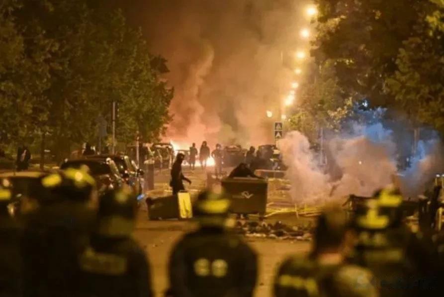 “法国的这场危机，比2005年那场危险10倍！”

来源:海峡快讯

在西方国家