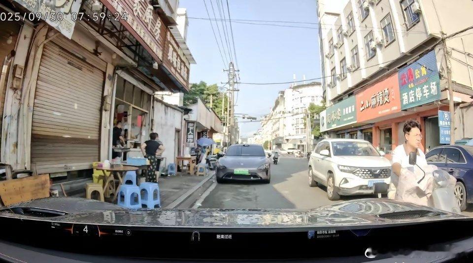 不到一公里的上班路程，看见3辆小米汽车，不算我的小米YU7。里头，小米SU7两辆