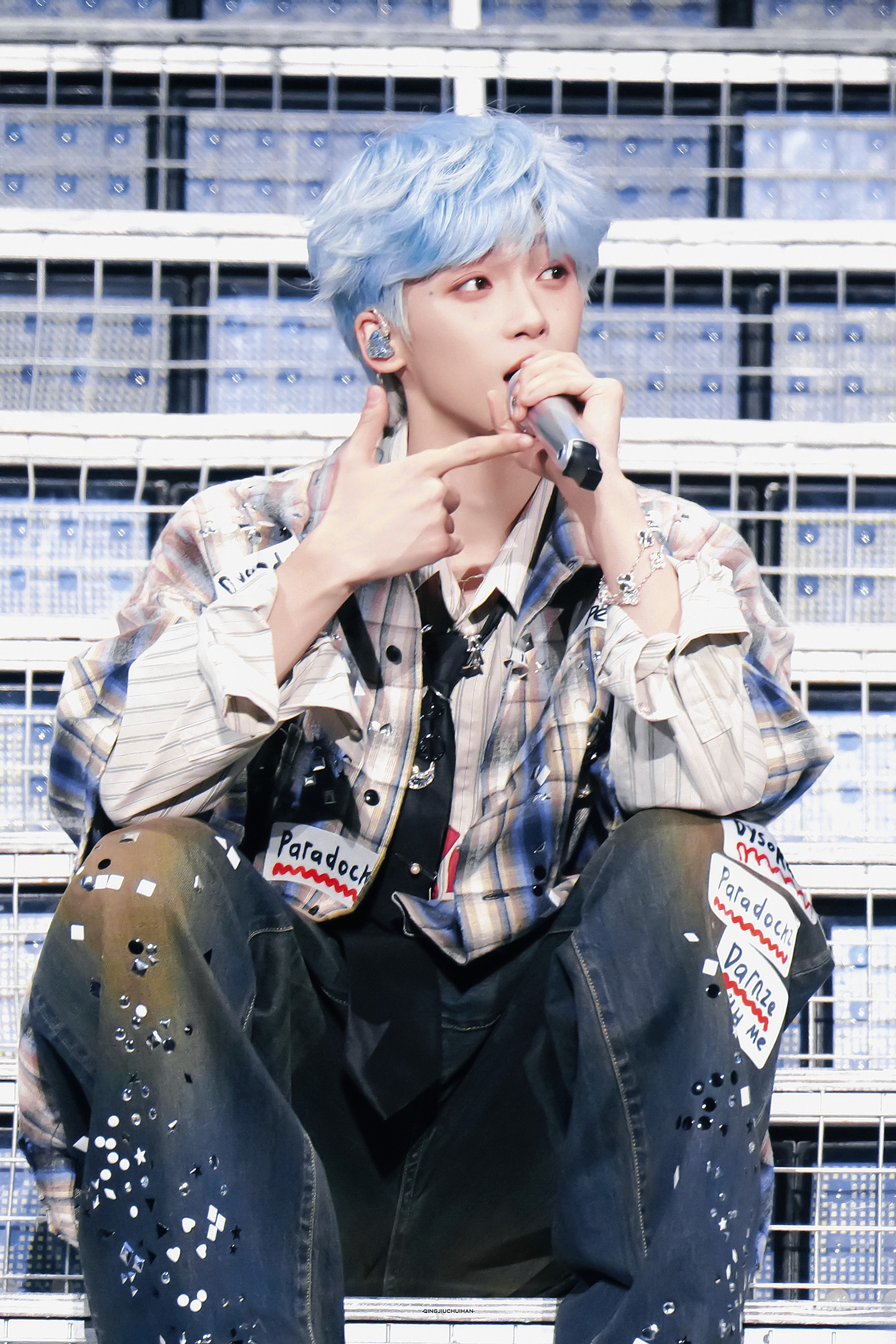 郑朋超不经意展示梵克雅宝广告位 梓渝演唱会梓渝 科颜氏梓渝