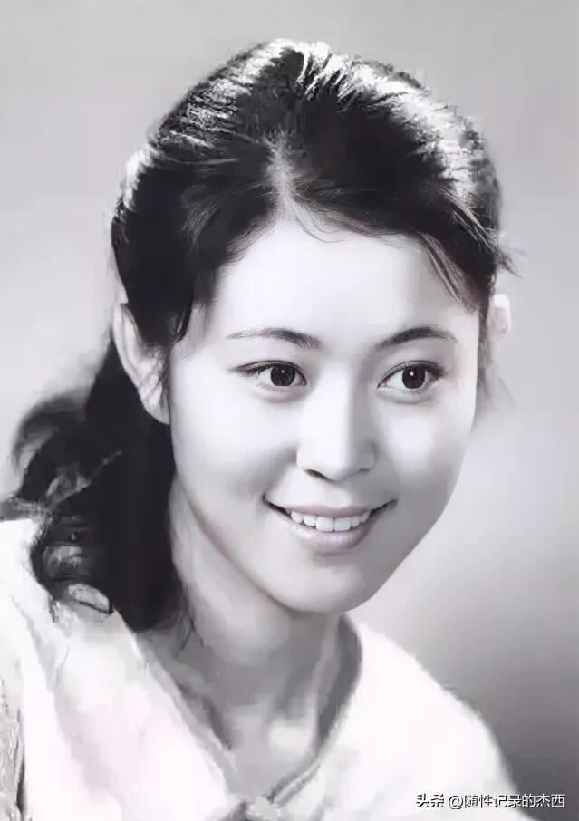 这两位都是央视有史以来颜值最高的两位，李红是女主持人里面最耐看的一个，她的气质和