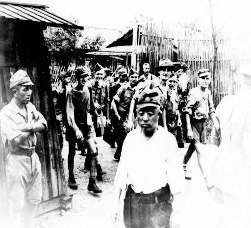 照片摄于日本投降后、国民政府正式接收台湾（1945年10月25日）之前这一空档期