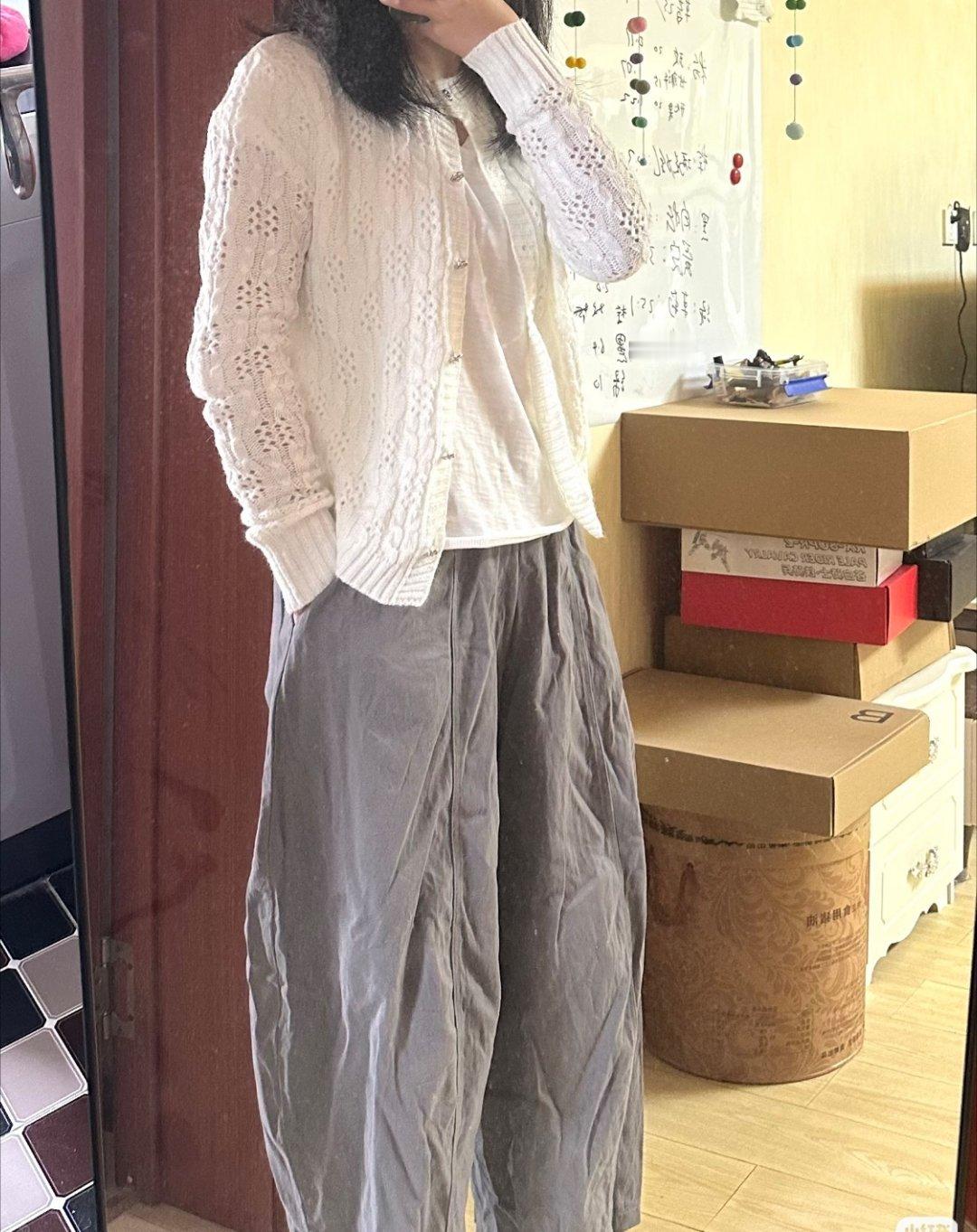 穿搭不用多昂贵。适合自己，远比名牌重要。摸清自己的身材特点。选合身的衣服，配色清