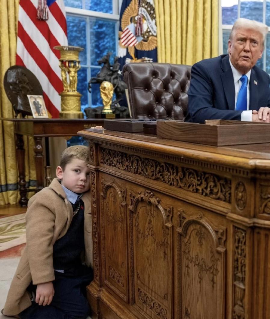 马斯克的X娃真是初生牛犊不怕虎，在特朗普的总统办公室里躲猫猫，抠鼻屎，气的特朗普