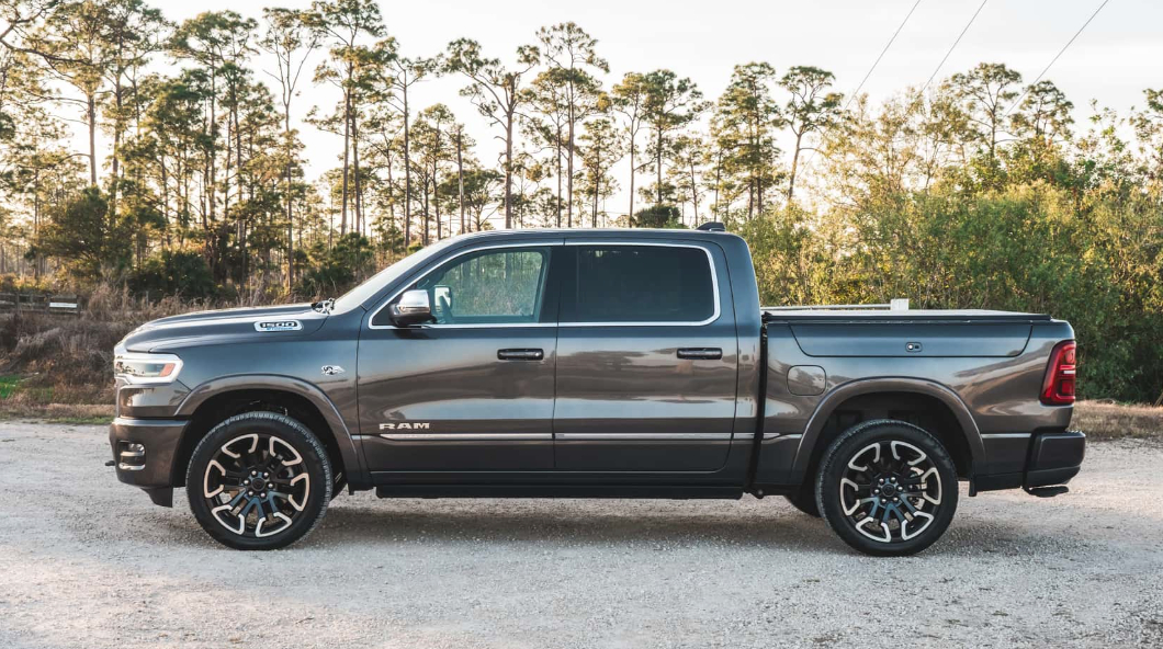 V8回归，魅力大于实力。Ram 1500重推5.7升Hemi V8轻混版，395