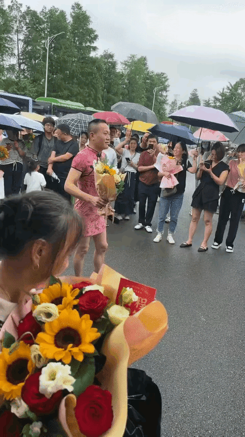 哇塞，这场面也太夸张了吧？孩子高考，长家有没有必要这样做？

大家看一下这群家长
