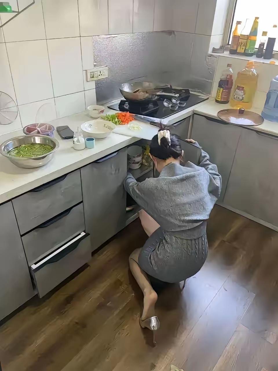 女儿来我家做饭收拾屋子，每次我都会给女儿100块钱，因为女儿来之前也会给我买菜和