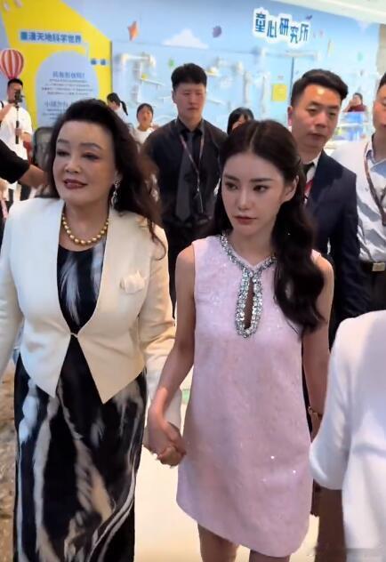 Mandy这是咋了？看婆婆张兰的眼神怎么有点子意味深长…是不是美瞳划片了？[疑问