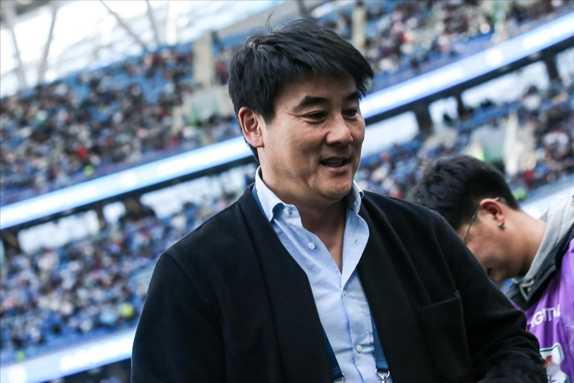 李明在北京国安当了9年的老总，拿了两个足协杯冠军，联赛最好成绩是亚军。在他任期内