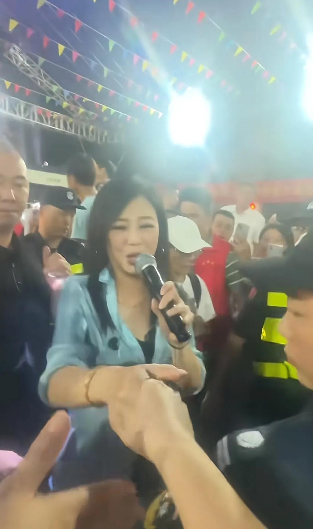 香港知名歌手刘小慧到广东农村开唱，获乡亲们热烈欢迎，一众黑衣保安护驾排面足！
近