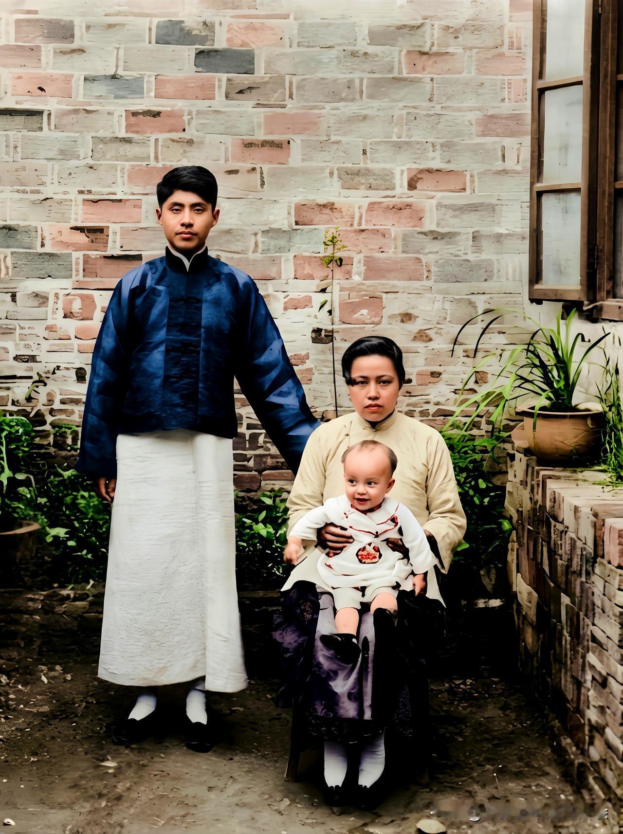 一九二三年秋，合肥，时年不满周岁的杨振宁与父亲杨武之、母亲罗孟华的珍贵合影。真是