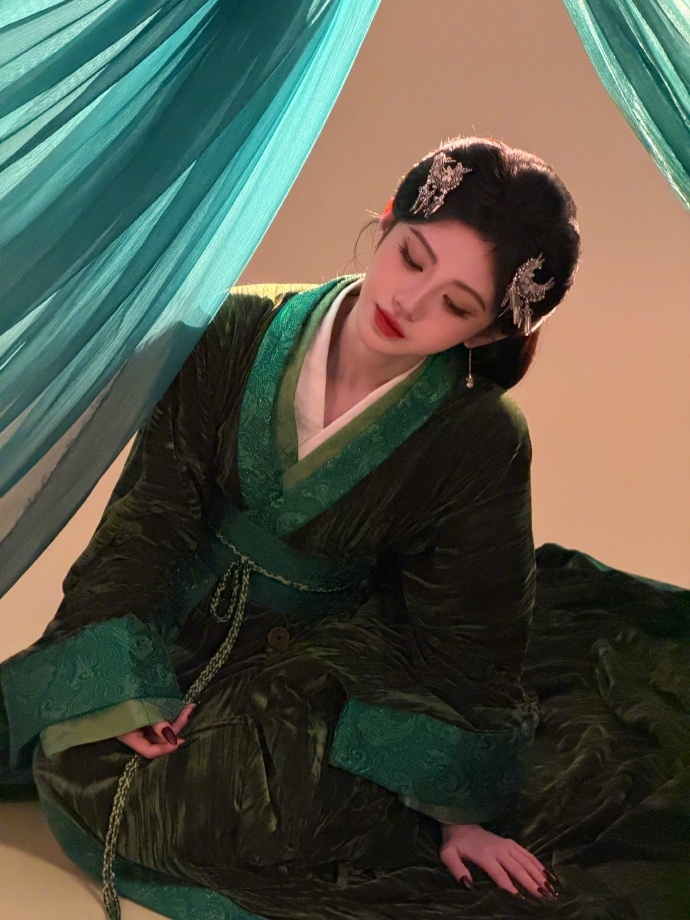 鞠婧祎发了路透出圈的绿色战国袍