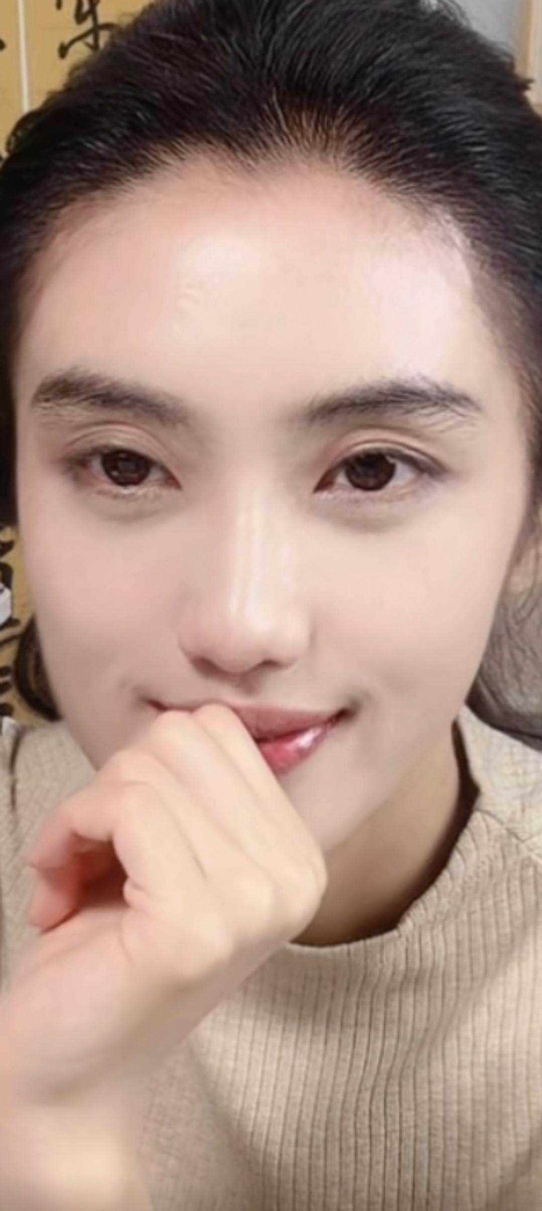 这位美女正在微笑呢。