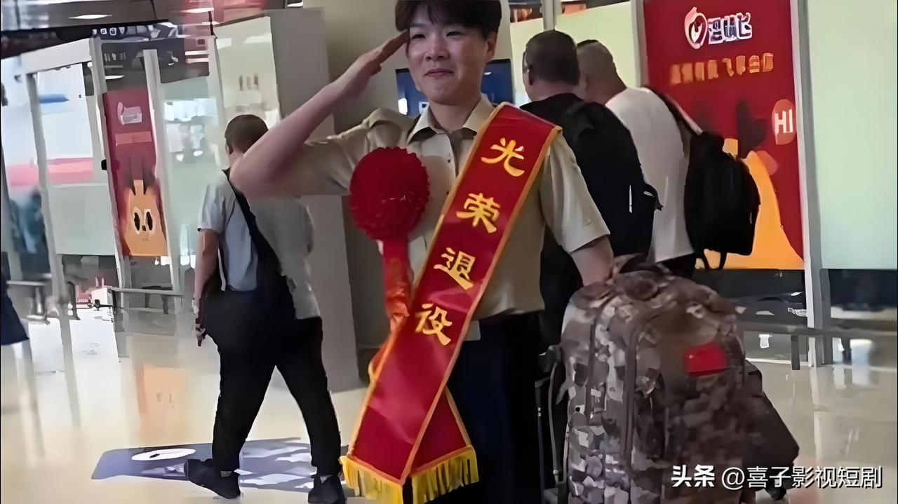 27岁的退伍女兵离家9年，走出机场出站口第一眼看见等候的妈妈，立刻收脚立正，敬了