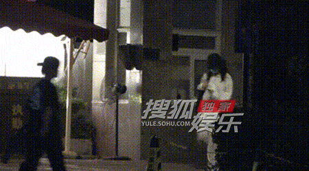周冬雨深夜访友结束离开路透图 ​​​