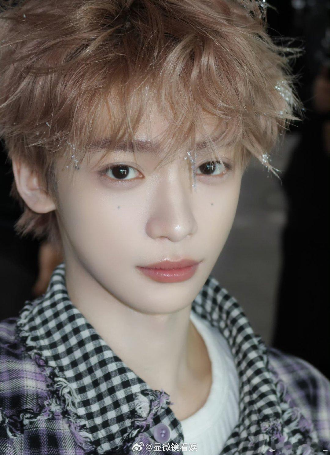 梓渝2025热搜上榜数 2025《微博热搜趋势报告》公布，梓渝凭1129次上榜记