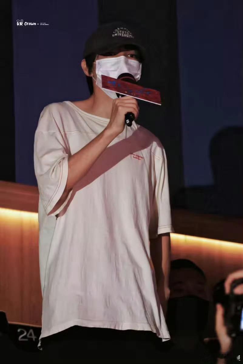 王俊凯还在穿6年前的衣服 王俊凯同学用实际行动证明：衣服不是用来换的，是用来培养