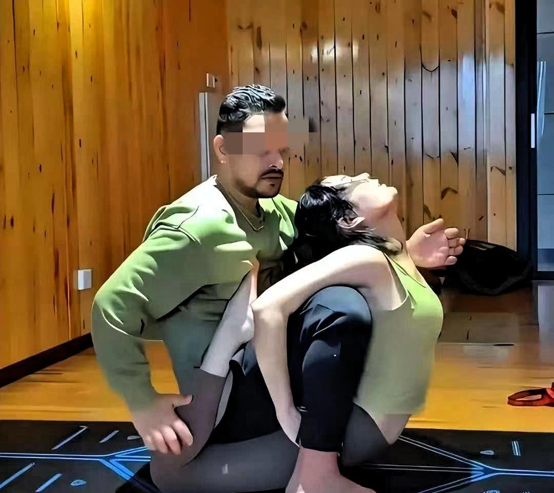 关于郑州瑜伽馆的印度瑜伽师拍摄大量关于郑州瑜伽馆的印度瑜伽师拍摄大量女学员瑜伽视