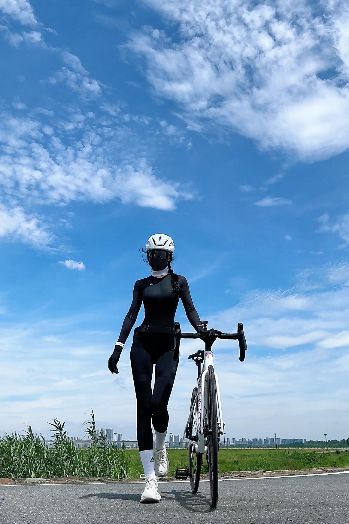 真的是开了眼了，
现在的人是真有钱啊，花钱学自行车。
在我的理解里，
这玩意不是