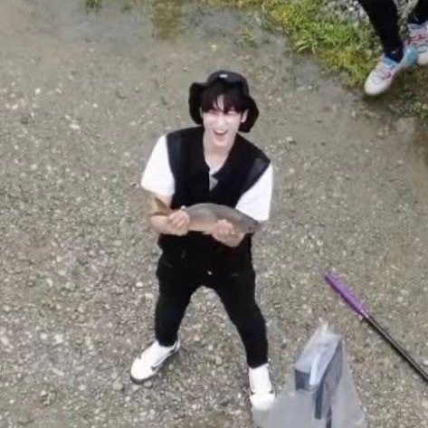 诶我说真的 宝贝你们今天在现场一定记得拍Live照片啊 在实况里听到他的声音那种