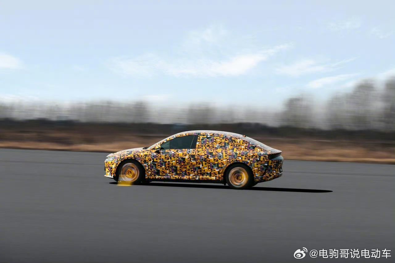 高速避障能不能猛打方向 结论先说死：高速上，绝对不能猛打方向！在车速 100km