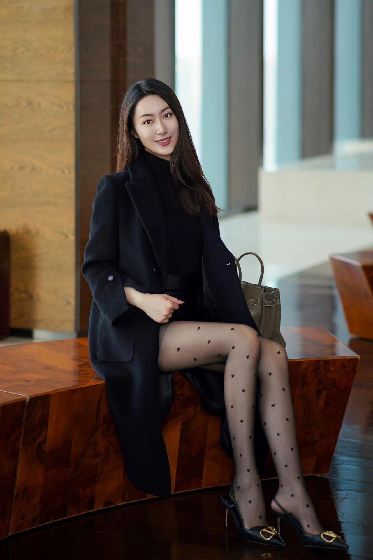 黑色波点丝袜配黑色大衣又性感又霎