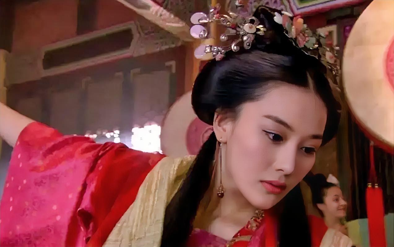 121年，方腊被擒，宋军大摆庆功宴。韩世忠独自在角落喝着酒，营妓梁红玉走向他，认