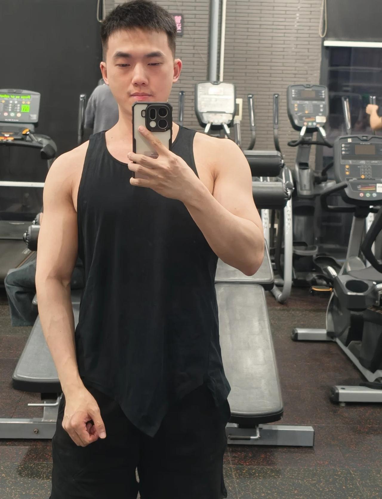 我看着乖吗
今日份自拍 见人不如健身 毫无训练痕迹